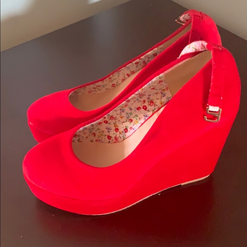 Women shoes, never worn, wrap around ankle strap